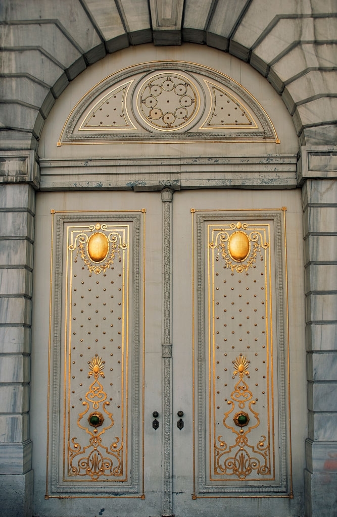 Dolmabahçe Sarayı Valide Kapısı